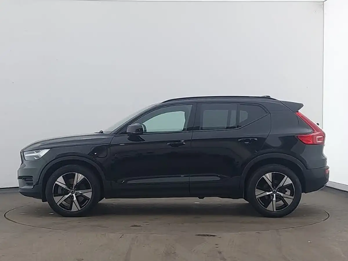 2022-volvo-xc40-15-t4-r-design-big-3