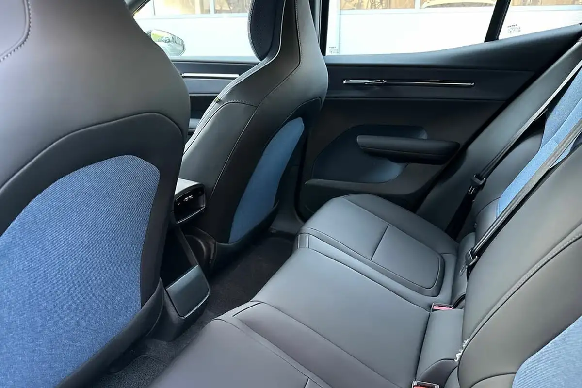 2024-volvo-ex30-e-single-motor-plus-extended-range-big-39