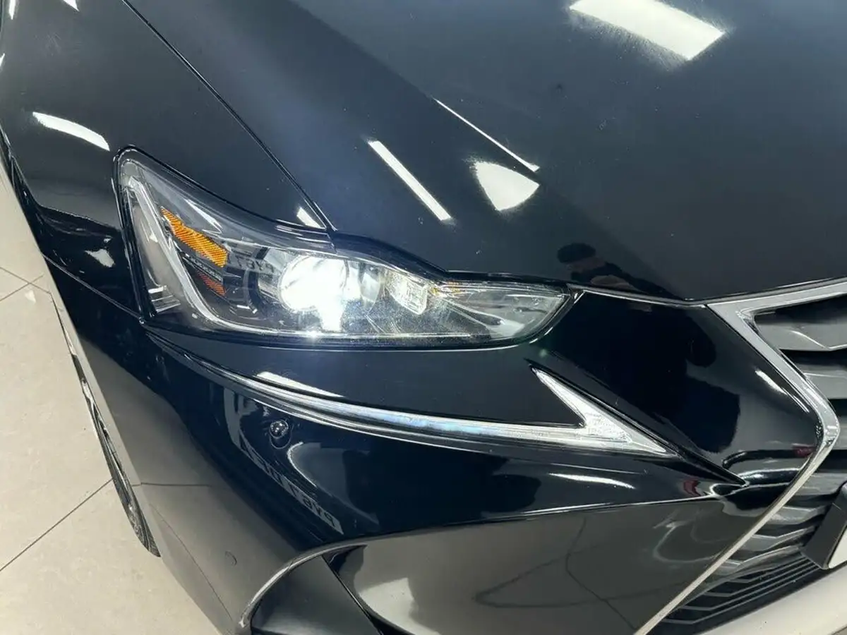 2019-lexus-is-300h-25-is-big-15