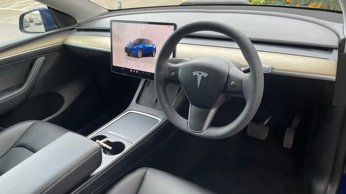 2023-tesla-model-y-e-long-range-big-8
