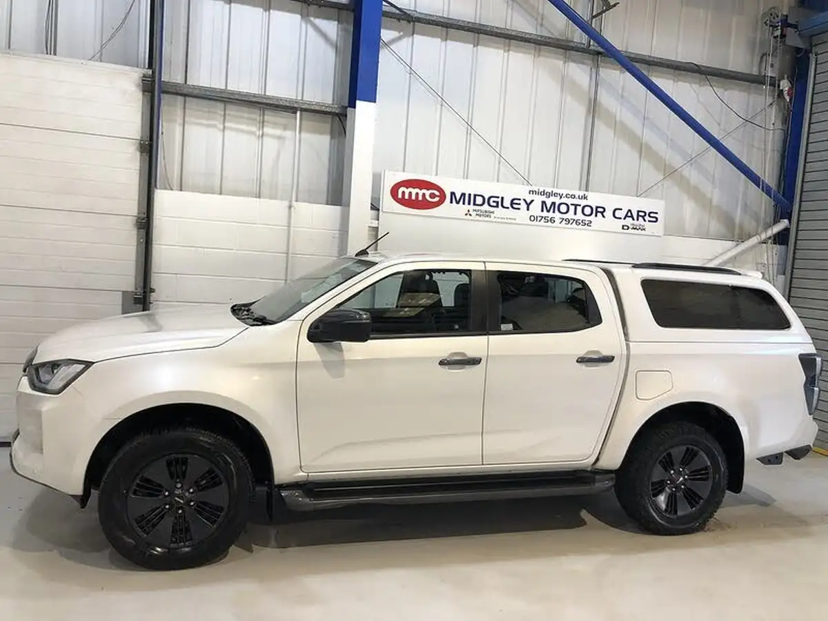 2022-isuzu-d-max-19td-v-cross-pickup-big-3