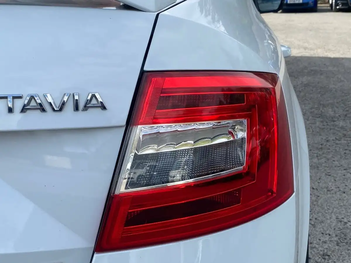 2015-skoda-octavia-20tdi-vrs-hatchback-big-20