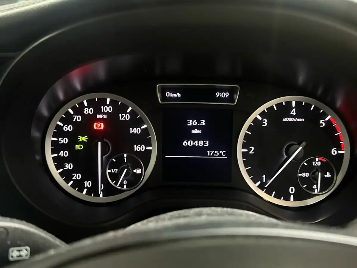 2017-infiniti-q30-15d-se-big-13