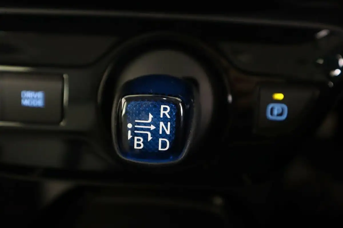 2021-toyota-prius-18-vvt-i-active-big-18