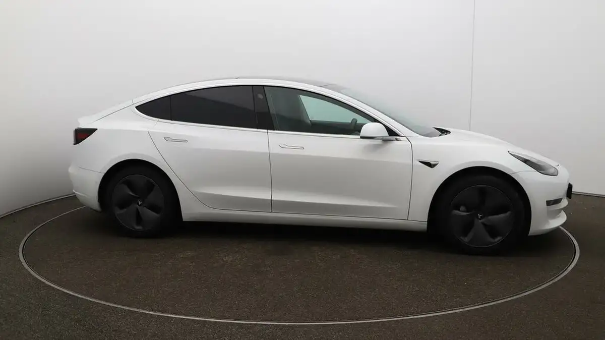 2020-tesla-model-3-e-long-range-big-38