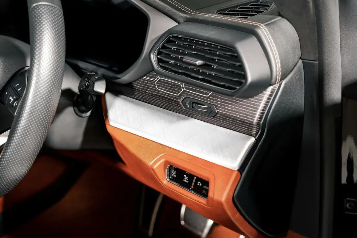 2019-lamborghini-urus-40-no-trim-big-36