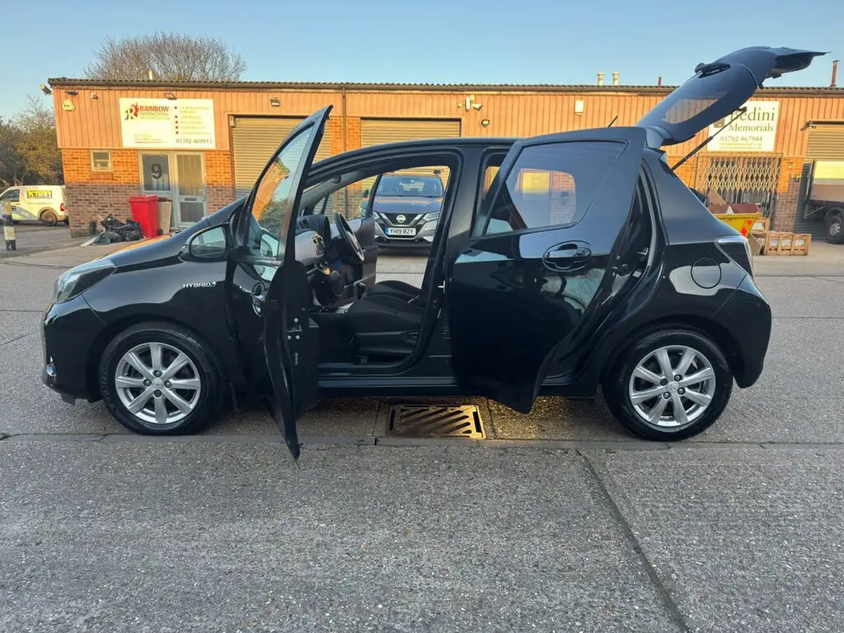 2014-toyota-yaris-15-vvt-i-icon-hybrid-big-70