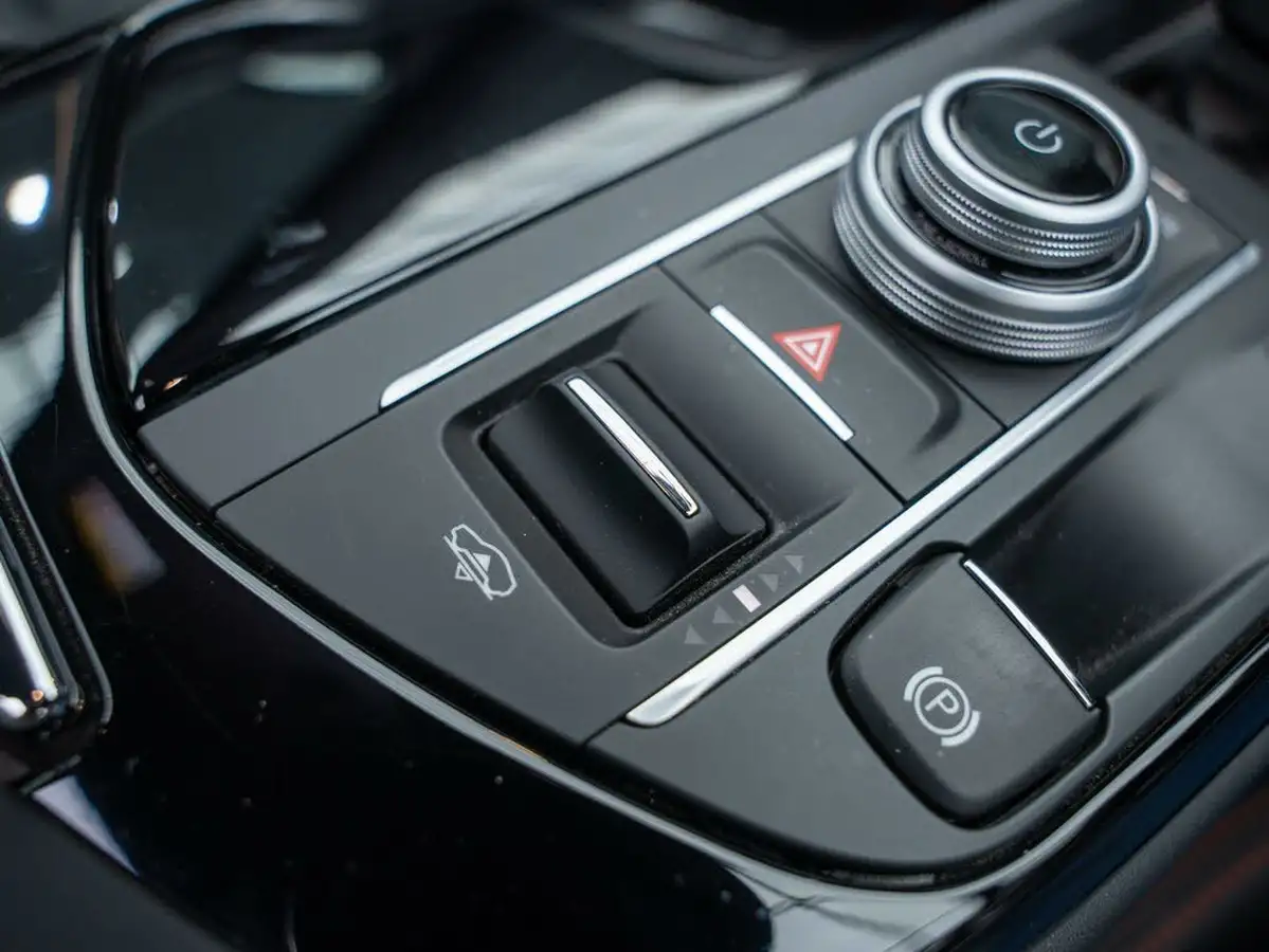 2021-maserati-levante-30-gransport-big-31