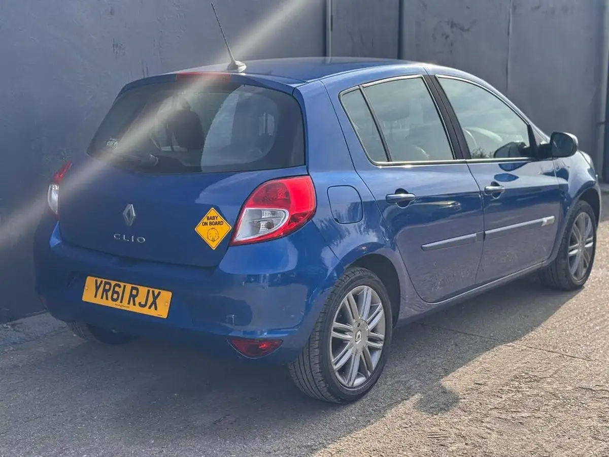 2011-renault-clio-16-dynamique-tom-tom-vvt-hatchback-5d-auto-big-21