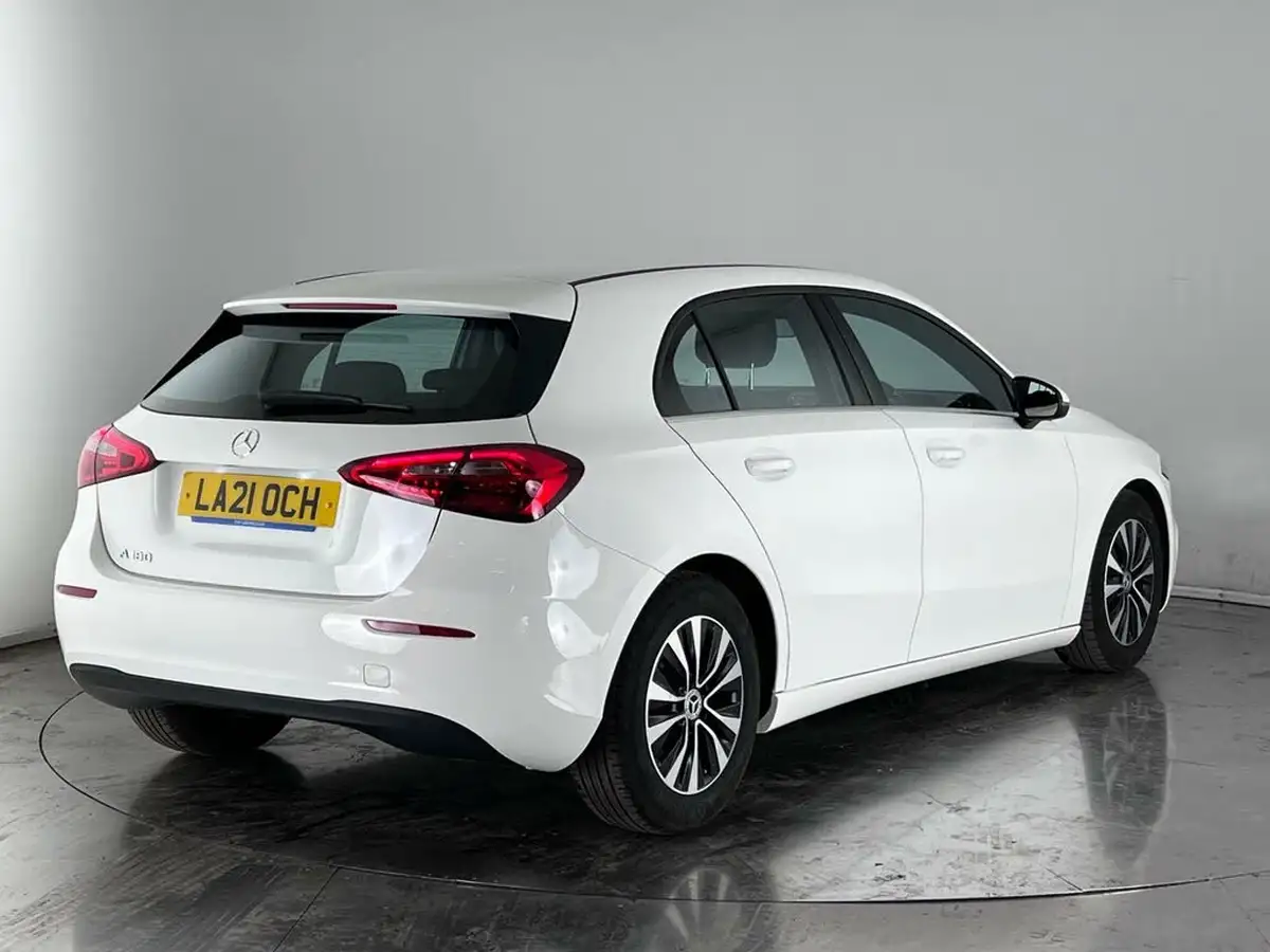 2021-mercedes-benz-a-class-13-a180-se-7g-dct-big-3
