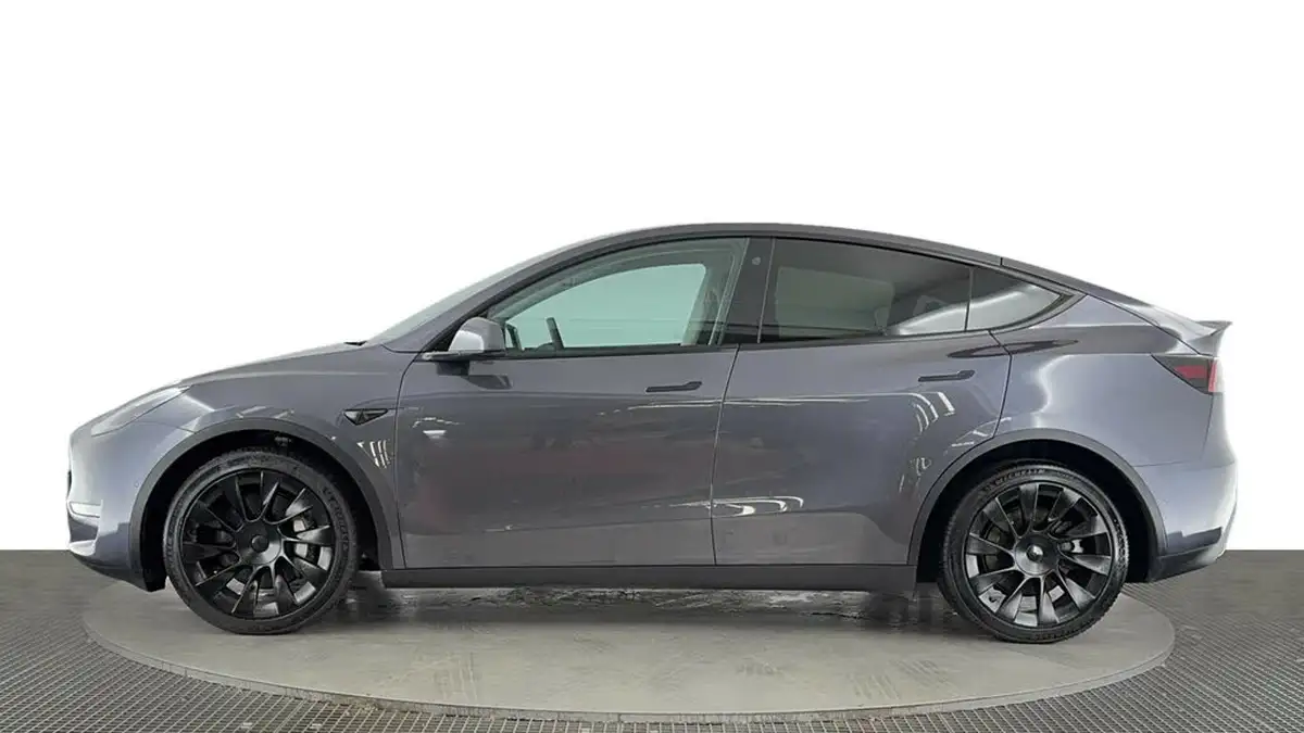 2022-tesla-model-y-e-long-range-big-6