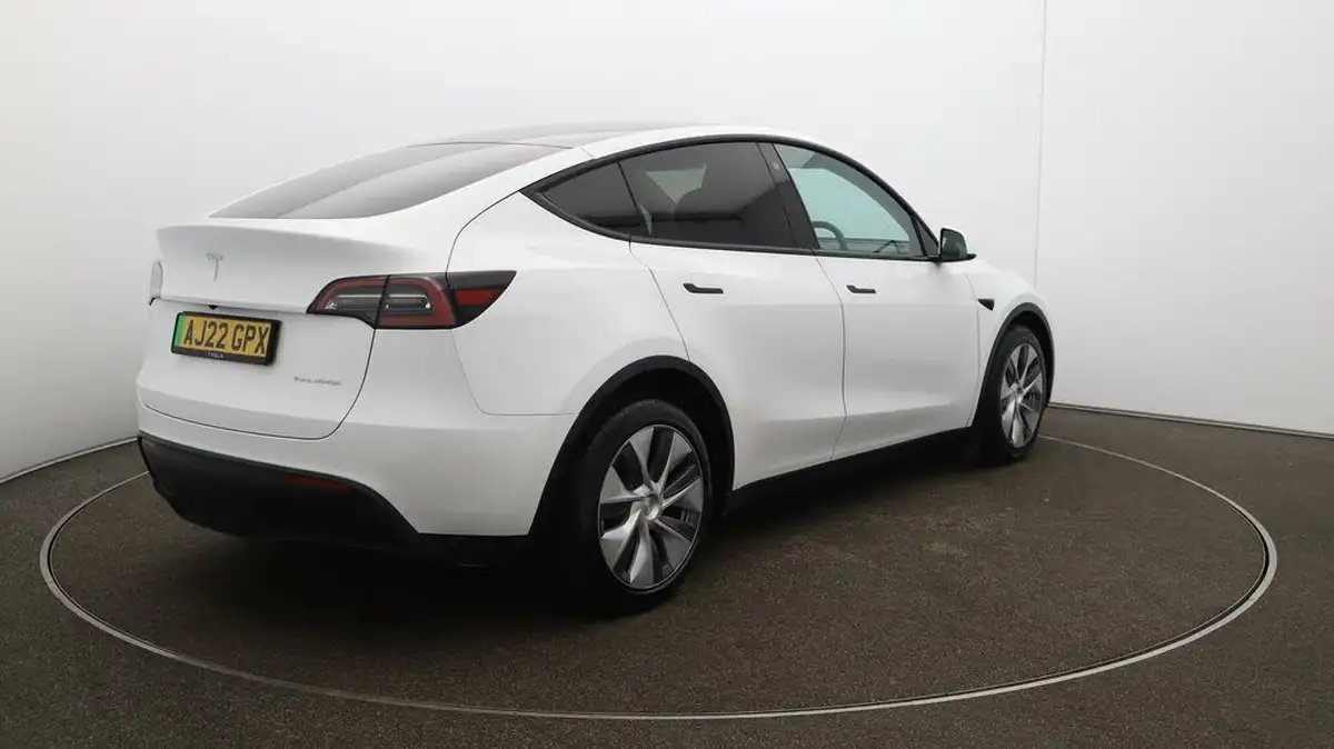 2022-tesla-model-y-e-long-range-big-47