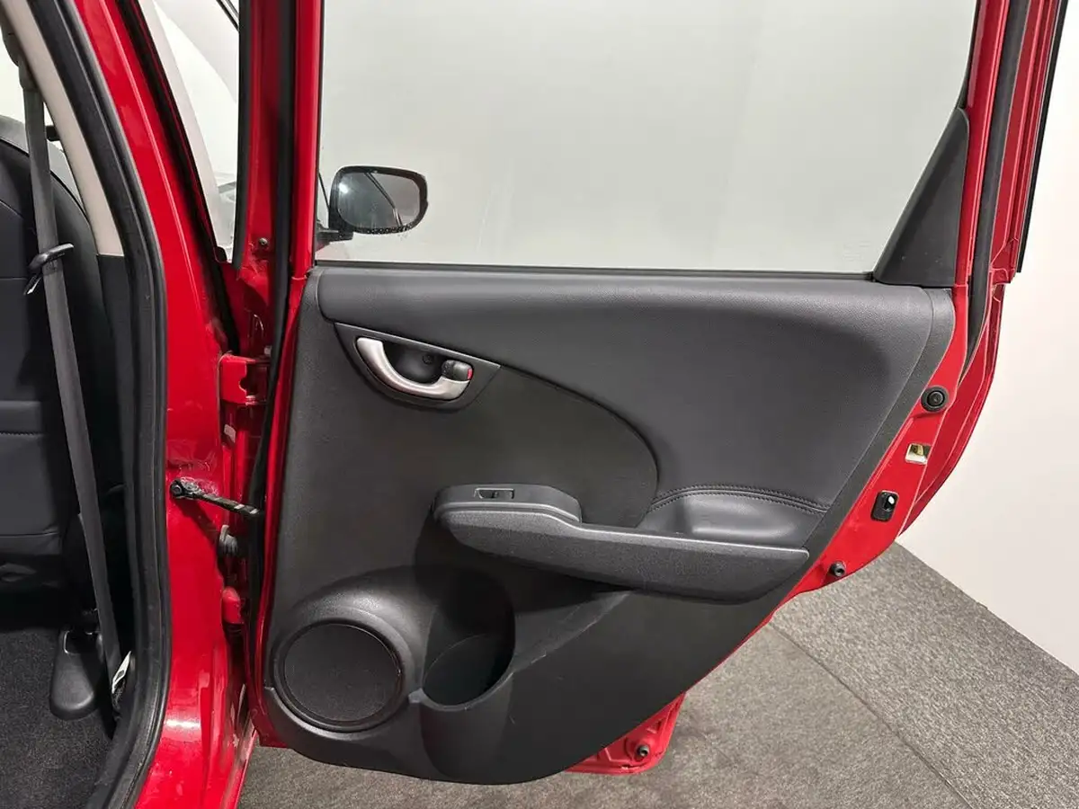 2015-honda-jazz-13-hx-big-35