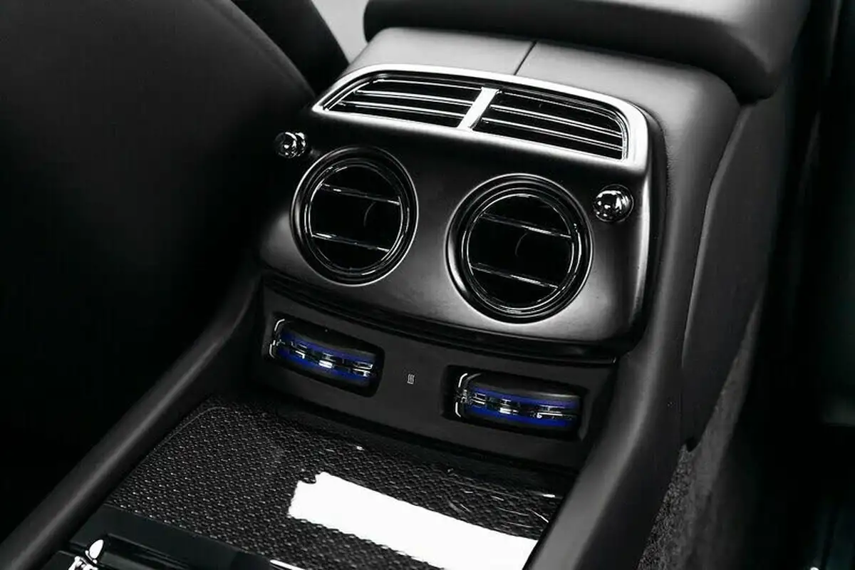 2021-rolls-royce-wraith-66-black-badge-big-28