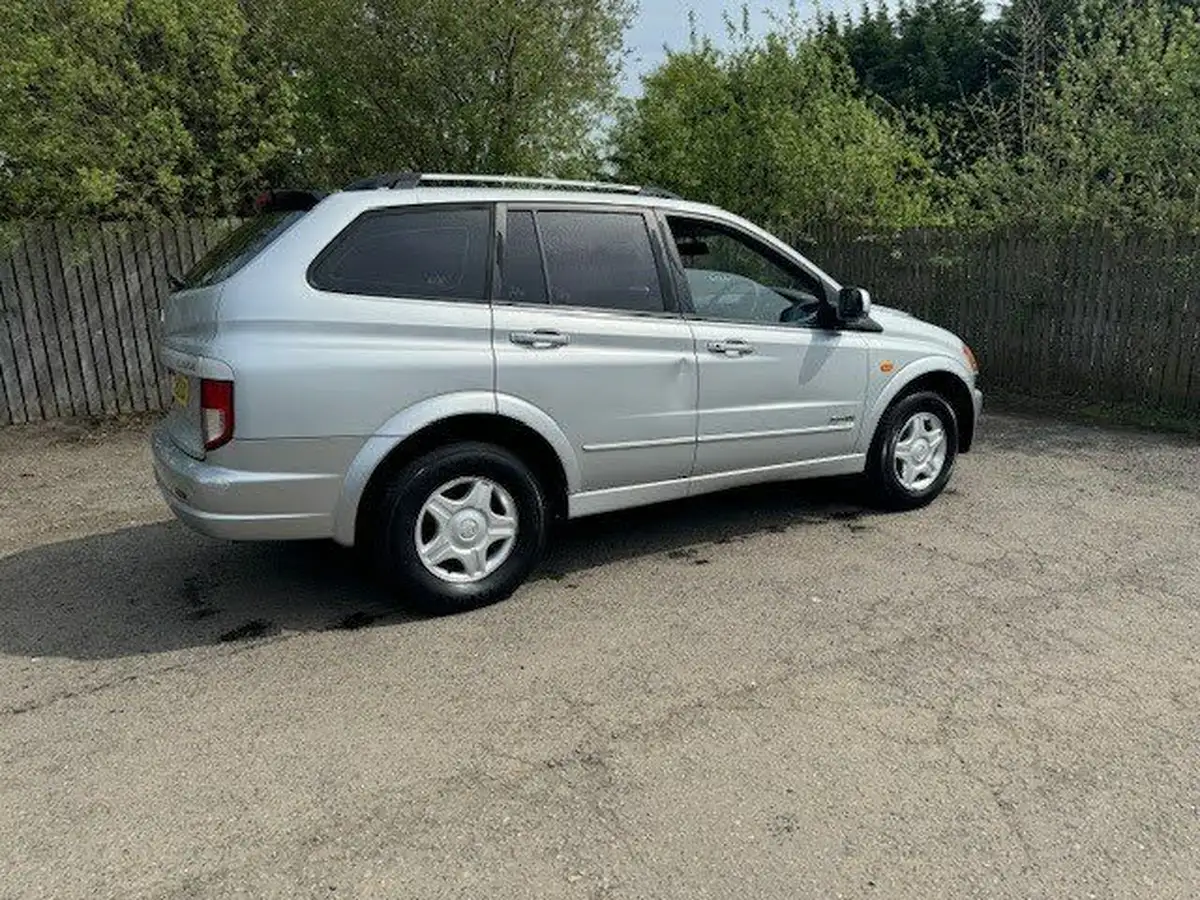 2010-ssangyong-kyron-big-17