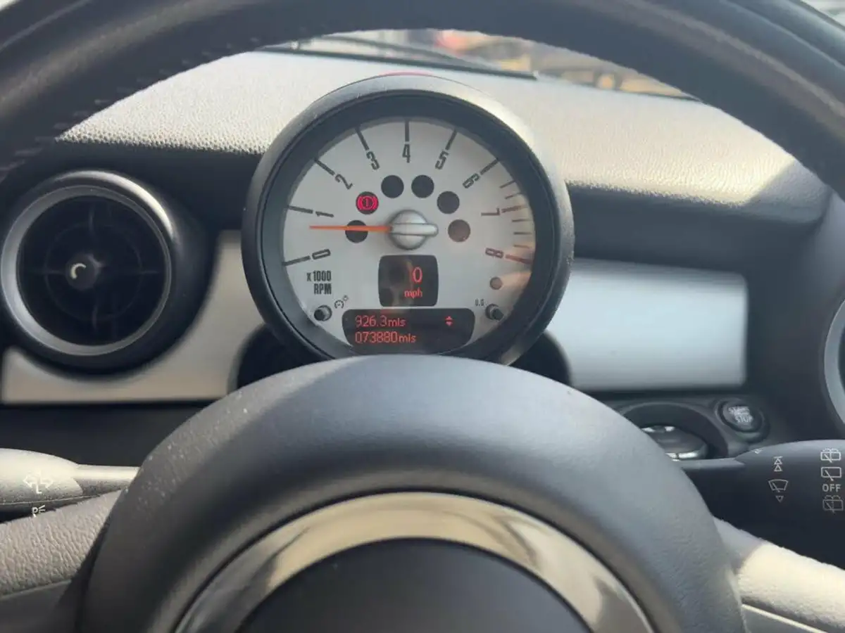 2013-mini-cooper-16-one-98bhp-sport-chili-hatchback-3d-big-37