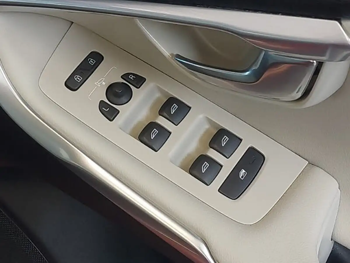 2019-volvo-v40-15-t3-inscription-big-16