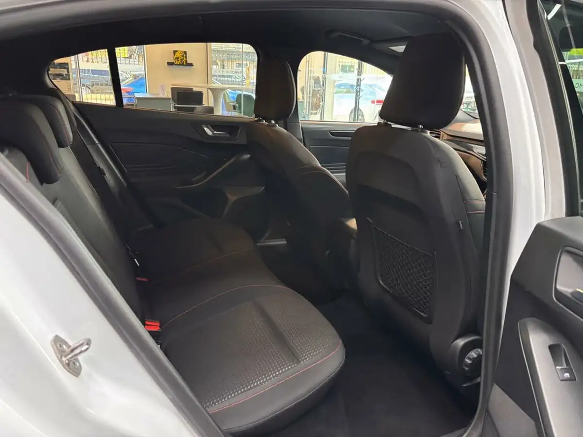 2023-ford-focus-10t-st-line-125ps-hatchback-big-18