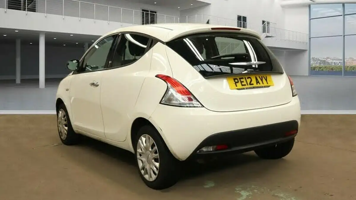 2012-chrysler-ypsilon-12-s-big-5
