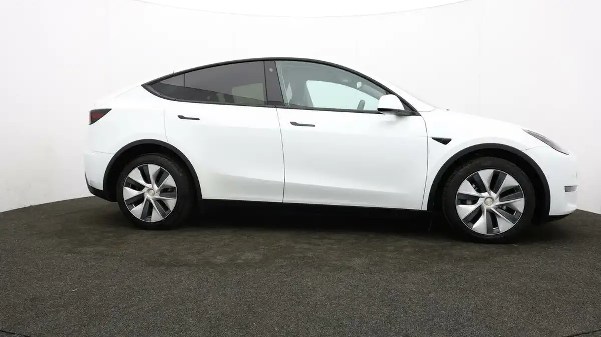 2022-tesla-model-y-e-long-range-big-34