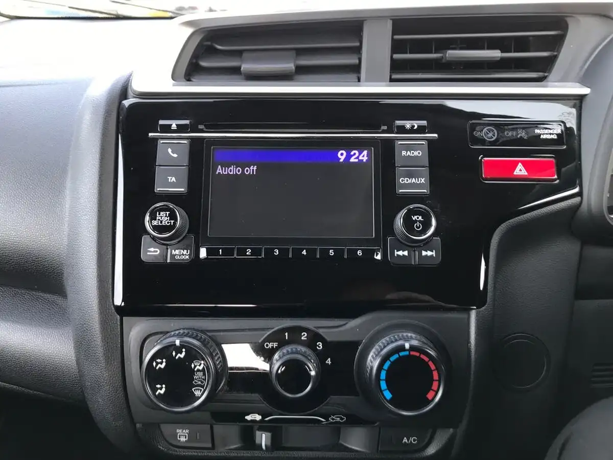 2015-honda-jazz-13-i-vtec-s-big-17