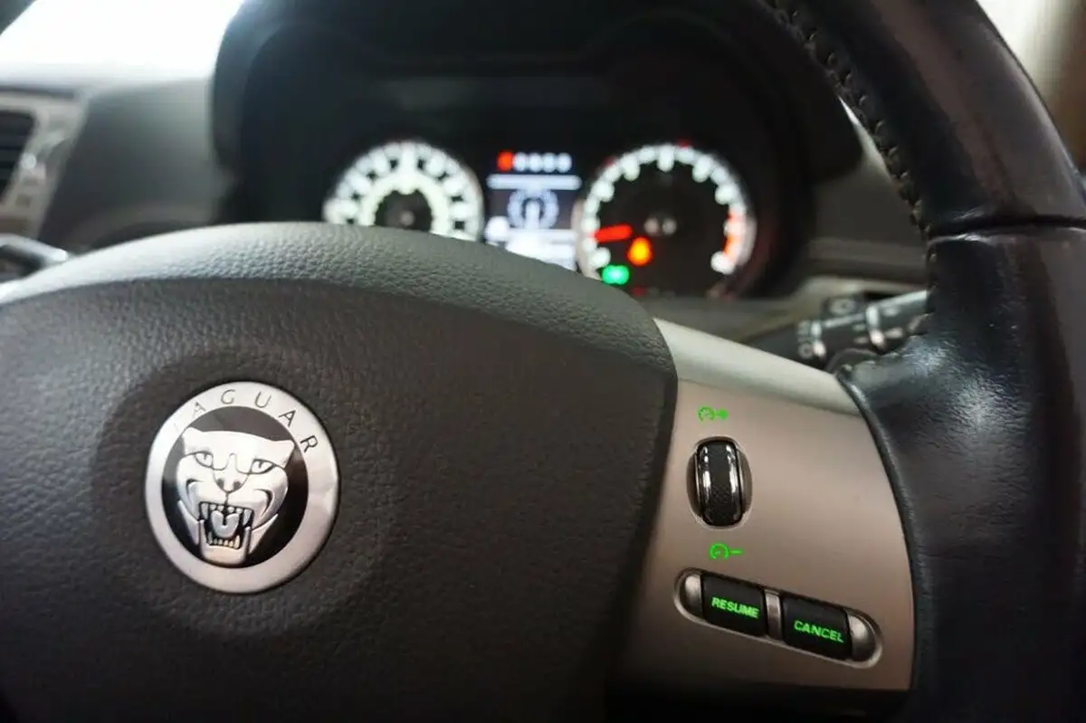 2010-jaguar-xkr-50-convertible-big-37