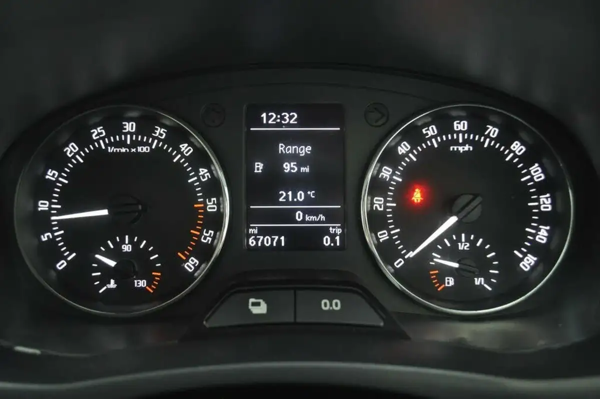 2014-skoda-fabia-16td-elegance-105ps-hatchback-big-23