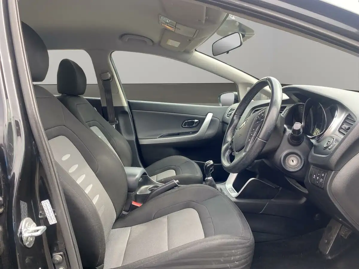 2012-kia-ceed-16crdi-2-hatchback-big-10