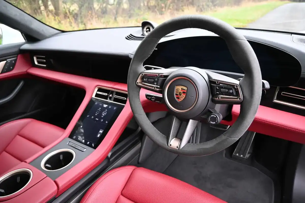 2022-porsche-taycan-e-gts-big-11