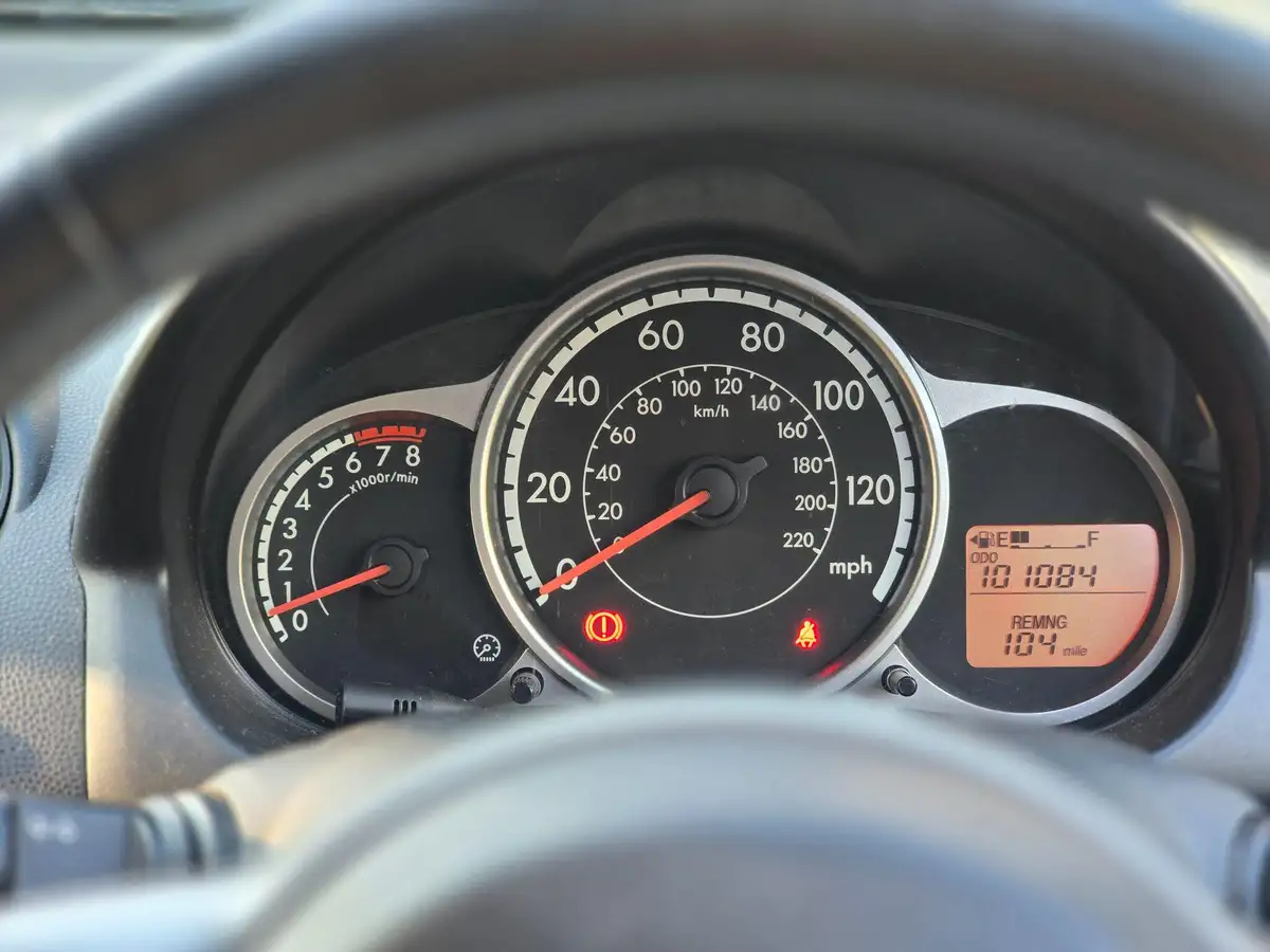 2012-mazda-mazda2-13-venture-big-14