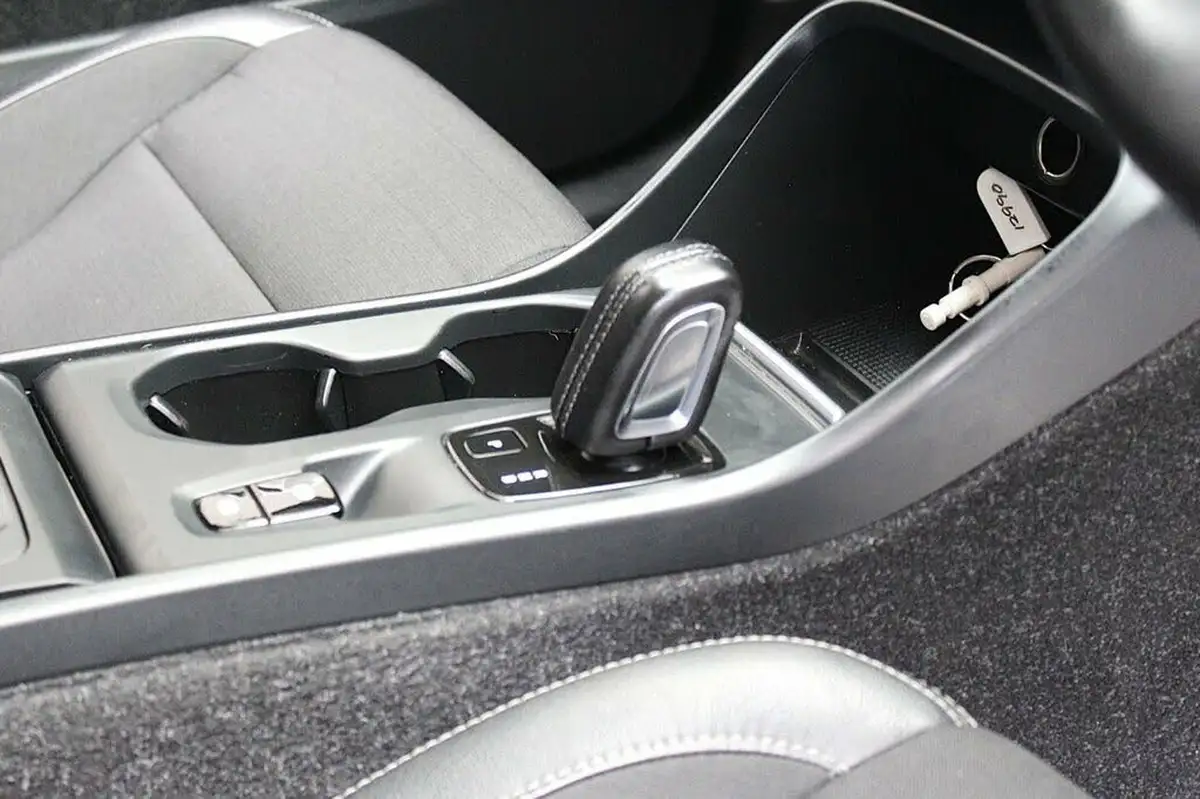 2018-volvo-xc40-20td-d3-momentum-geartronic-big-39