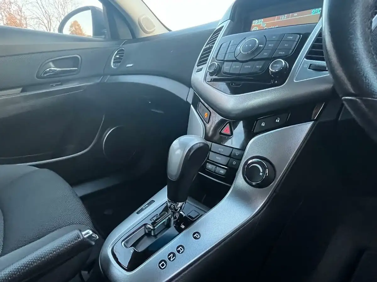 2012-chevrolet-cruze-18-ltz-auto-big-33