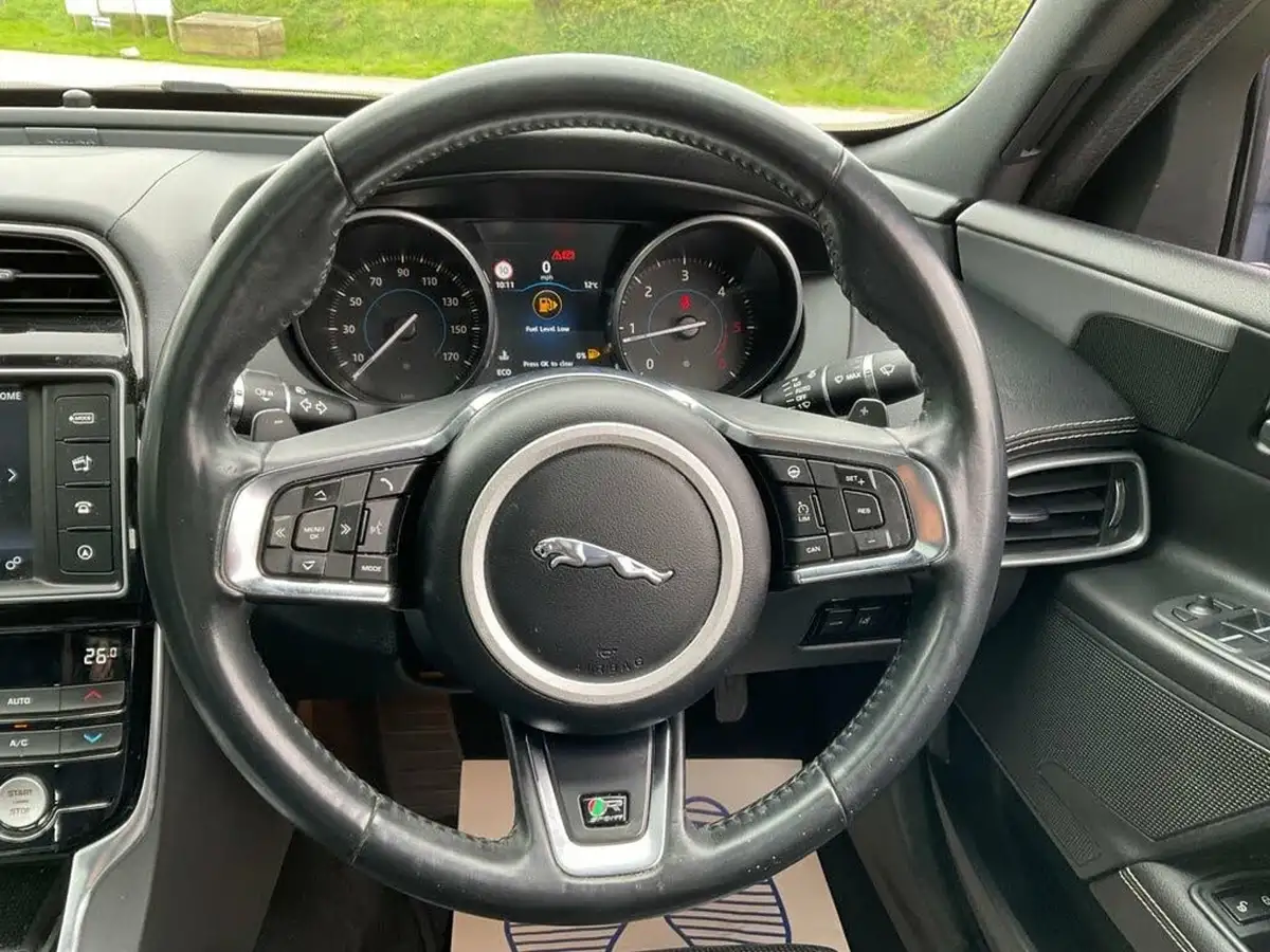 2016-jaguar-xe-20d-r-sport-180ps-awd-auto-big-32