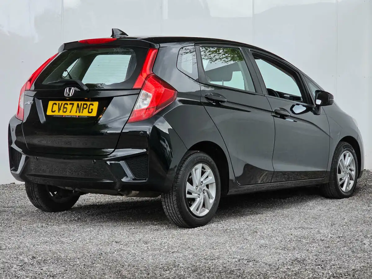 2017-honda-jazz-13-i-vtec-se-cvt-big-1