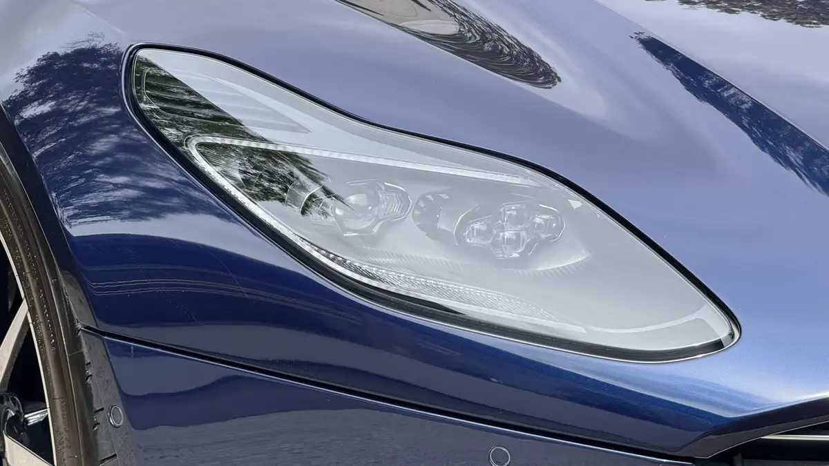 2019-aston-martin-db11-40-v8-big-24