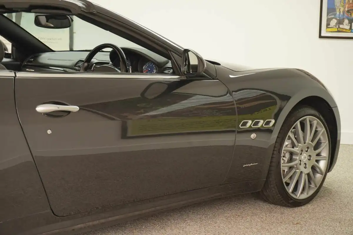 2010-maserati-grancabrio-47-big-5