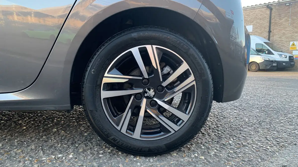 2022-peugeot-208-12-puretech-allure-premium-100bhp-big-14