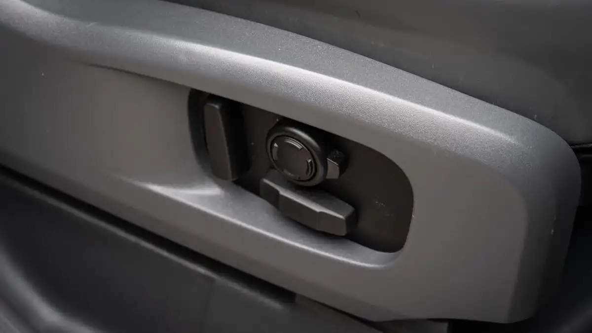 2023-land-rover-110-defender-30-d300-x-dynamic-hse-big-35