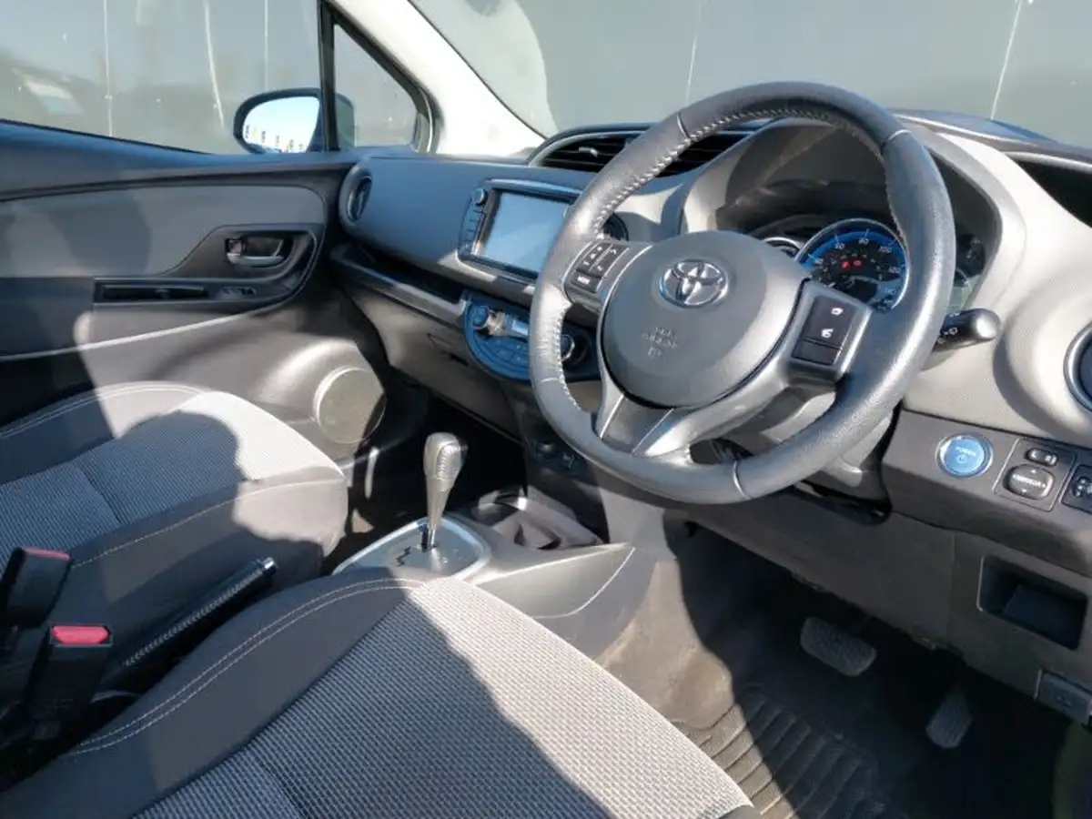 2015-toyota-yaris-15-vvt-i-sport-hybrid-big-10