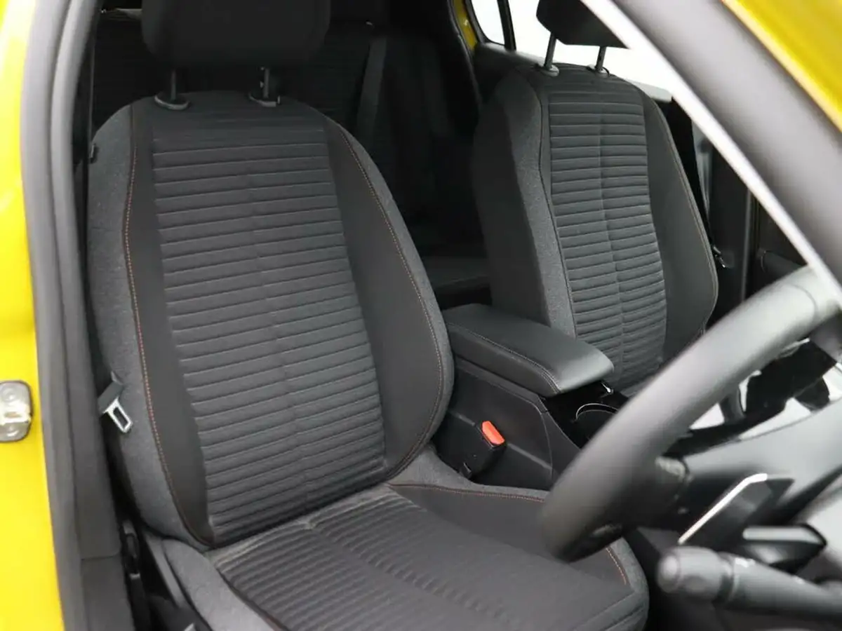 2023-peugeot-208-12-puretech-active-premium-100ps-eat8-big-6
