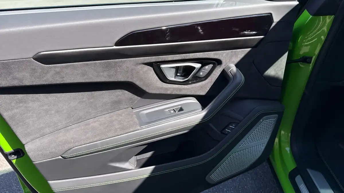 2023-lamborghini-urus-40-no-trim-big-15