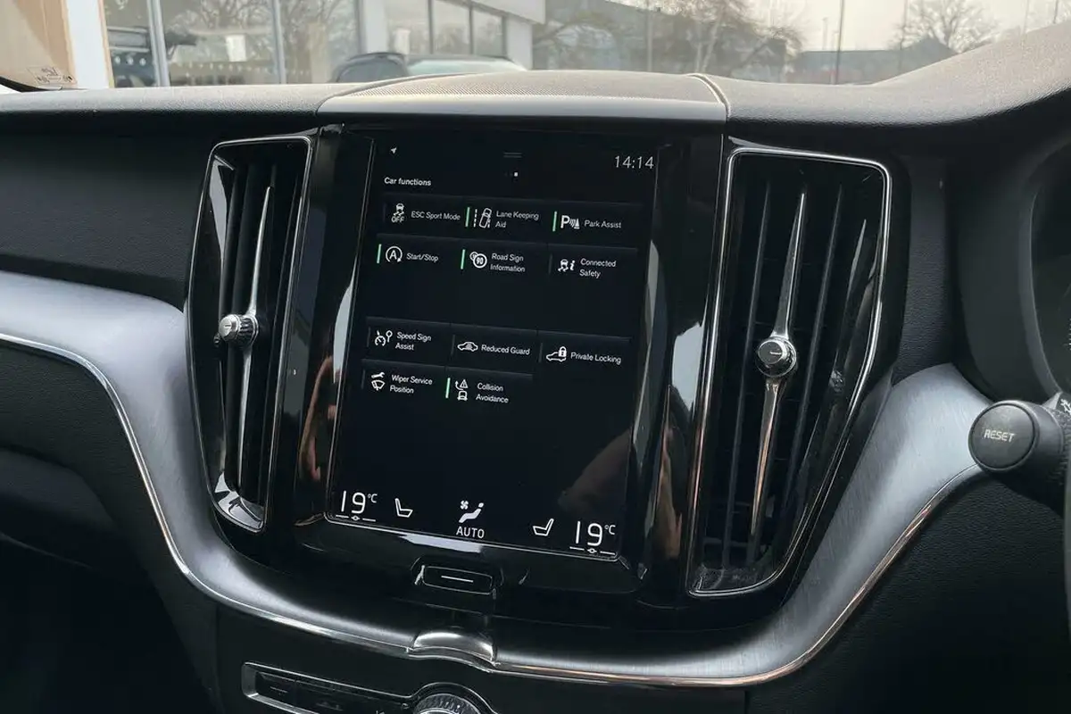 2018-volvo-xc60-20td-d4-momentum-4x4-big-35