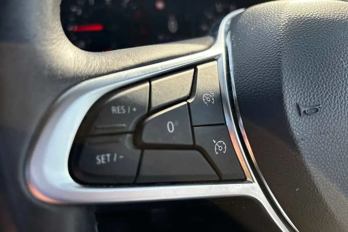 2020-renault-clio-10-sce-iconic-75bhp-big-22