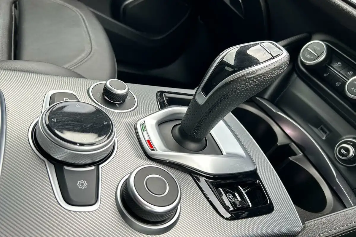 2022-alfa-romeo-stelvio-20-veloce-big-29
