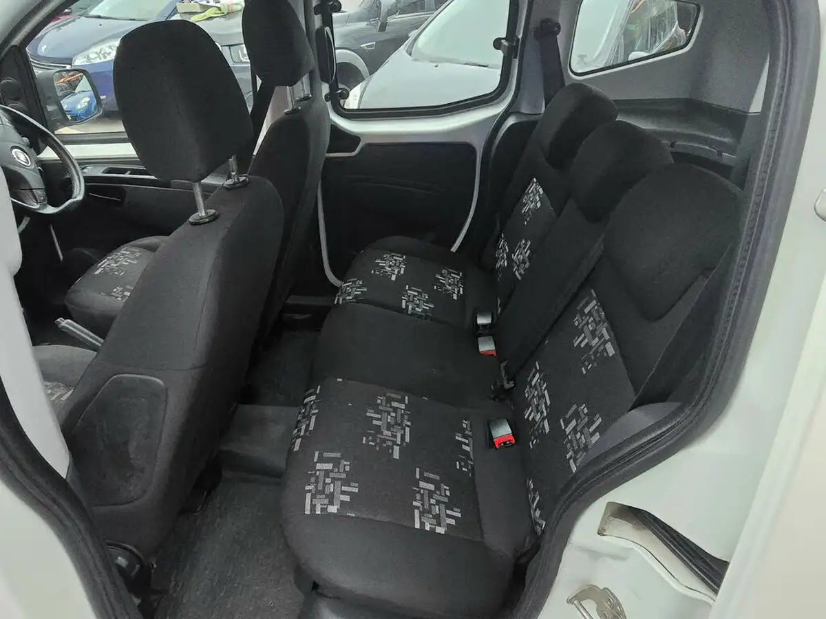 2011-fiat-qubo-big-27