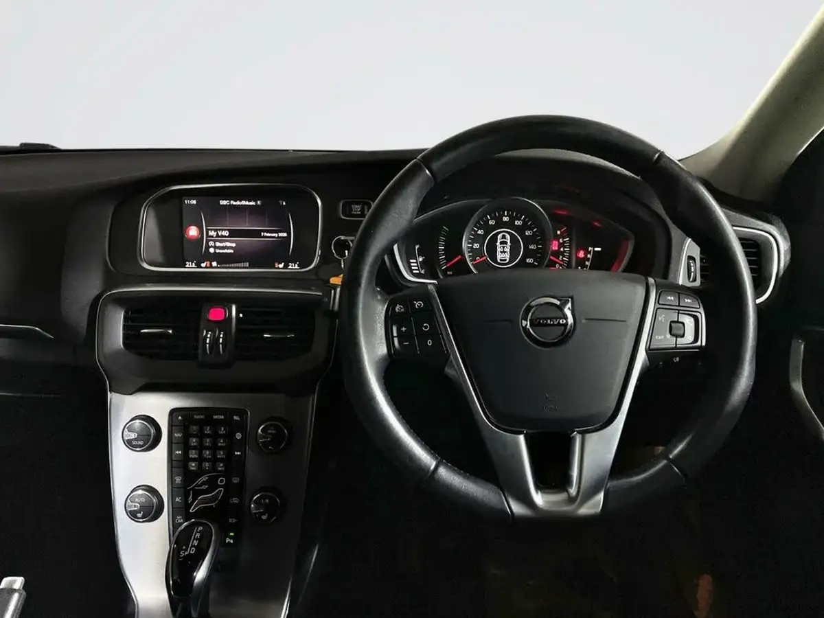 2018-volvo-v40-15-t2-momentum-nav-plus-big-7