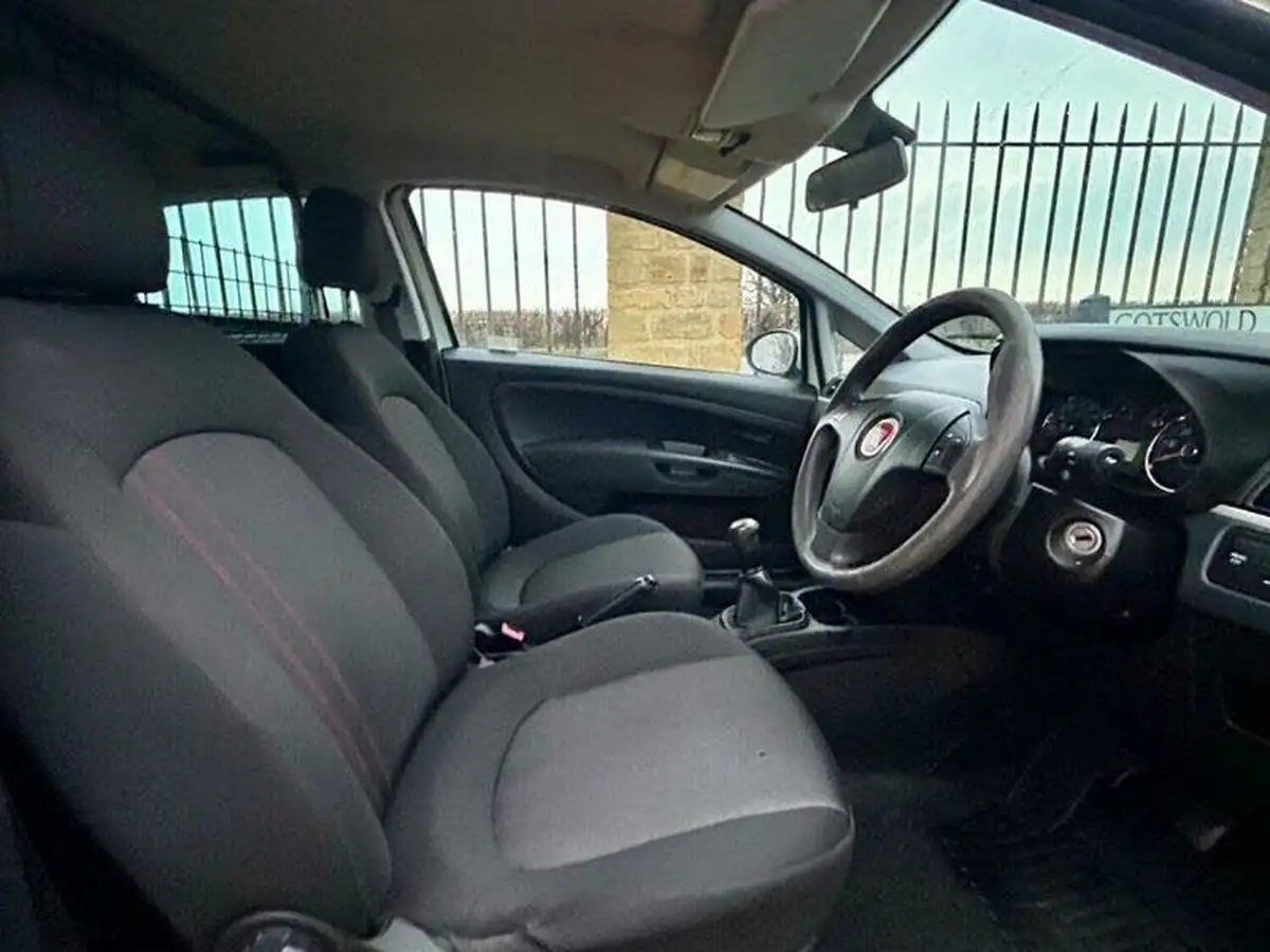 2013-fiat-punto-big-16