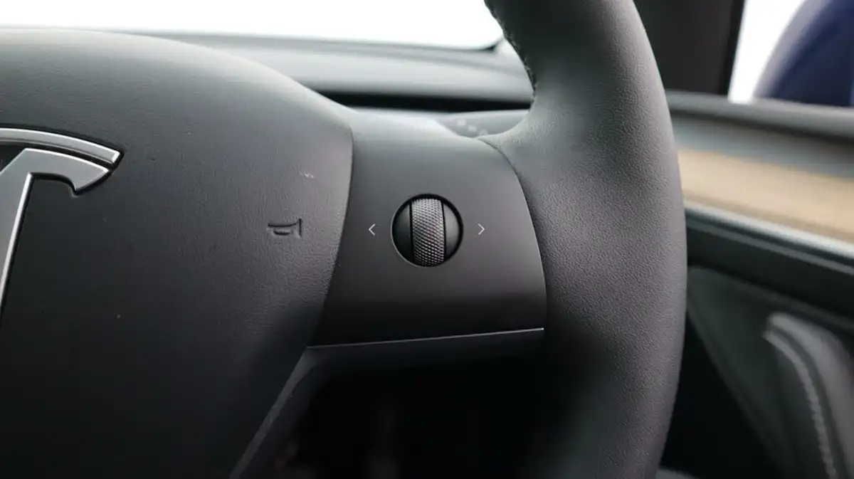 2022-tesla-model-y-e-long-range-big-26