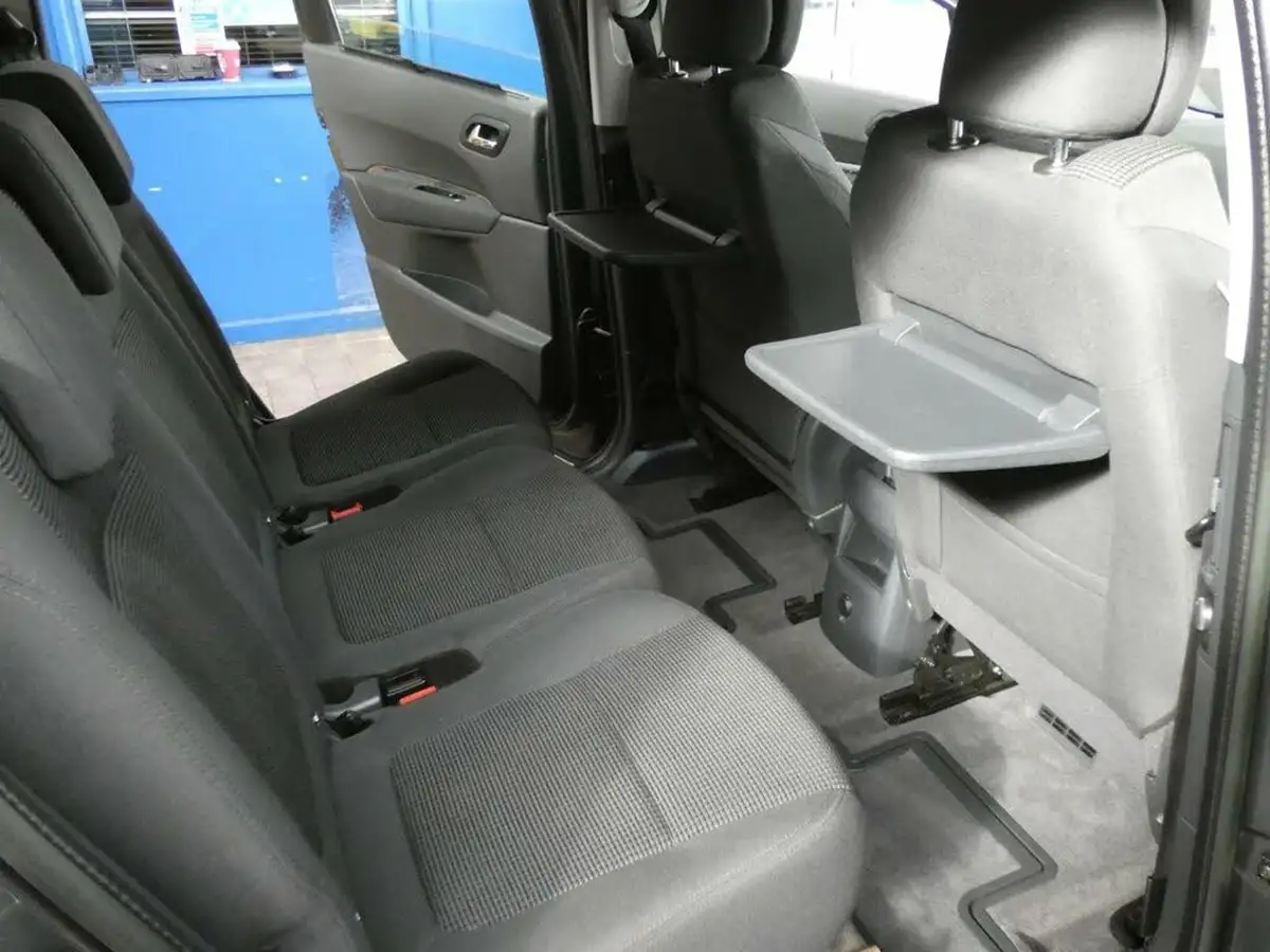 2014-peugeot-5008-16hdi-active-big-47