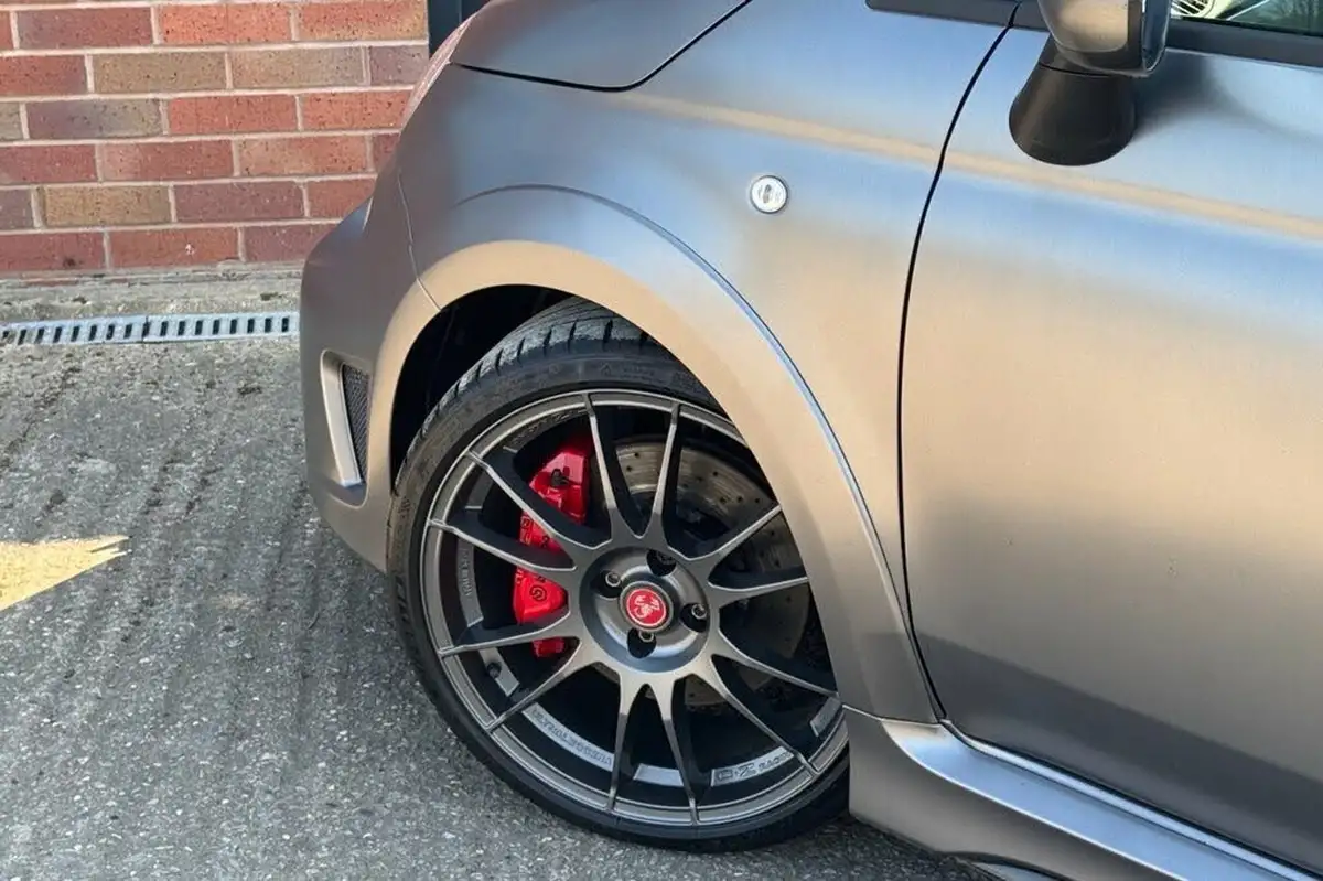2016-abarth-500-14-tjet-695-biposto-big-17
